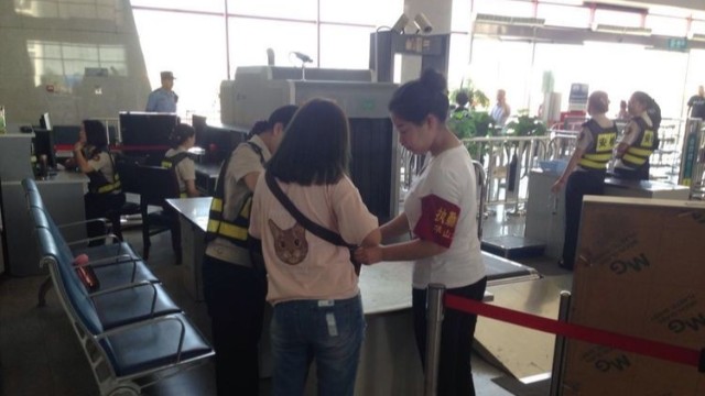 引入安检门、安检机保障游客安全，华山游客中心加强反恐防范机制
