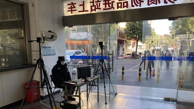上海公交枢纽站启用支架式红外线测温仪落实预防疫情反弹