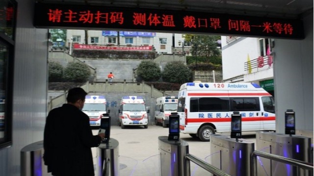 剑阁县人民医院新型疫情防控智能通行闸机设备让就医秒通行