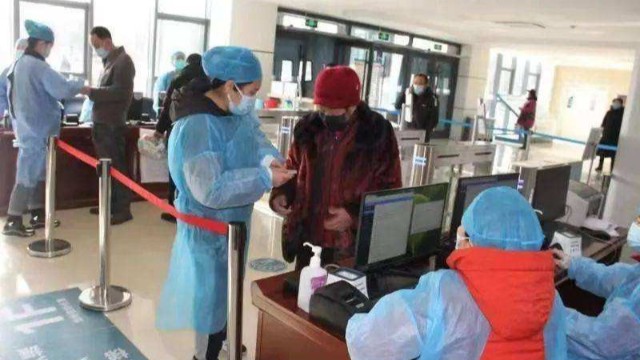 科学防疫，肥东县人民医院上线快速人脸识别测温闸机