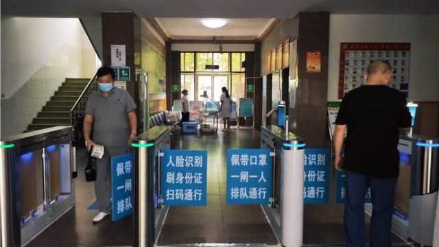 淄博市中医医院启用人脸识别测温道闸,登记,测温,核查,通行一步到位