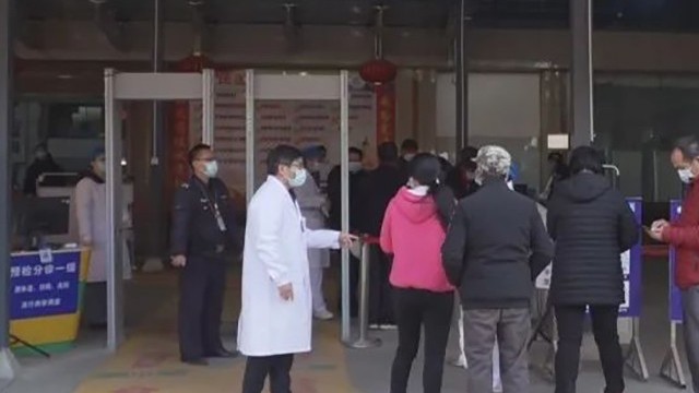 岑溪市人民医院加强防控，增设带有体温检测的安检门
