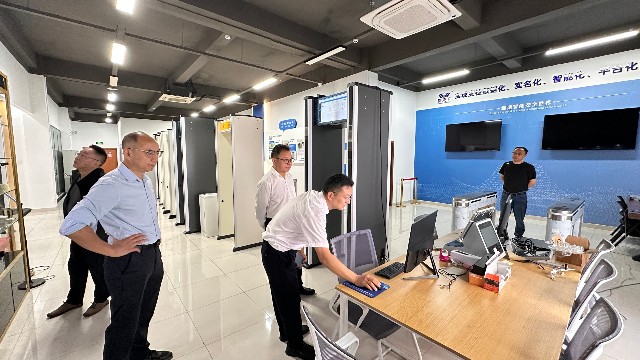 湖北崇阳领导莅临昆山三迅考察指导，智能安检科技守护校园纯净环境