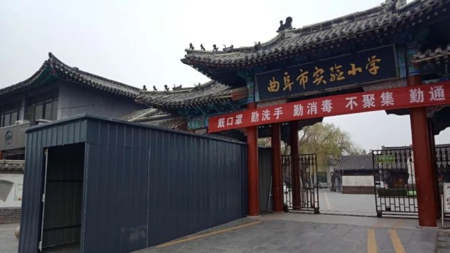 学校门口体温检测仪预防疫情，快速检测师生体温