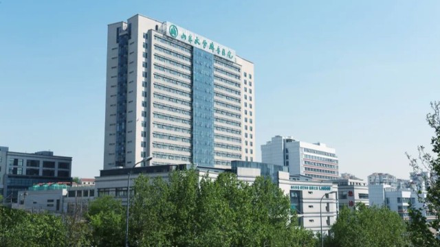 山东大学齐鲁医院疫情防控测体温人脸识别一体机严把关