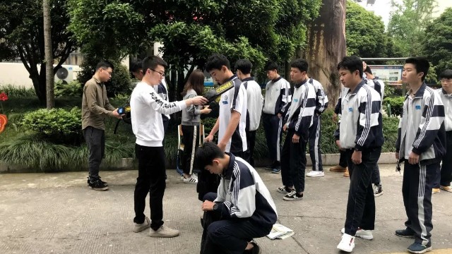 手持金属探测仪推动创建“无手机校园”,营造更好的学校学习氛围